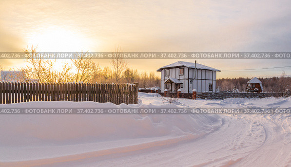 Morning sun over village house in winter day (2021 год). Стоковое фото, фотограф Дмитрий Тищенко / Фотобанк Лори