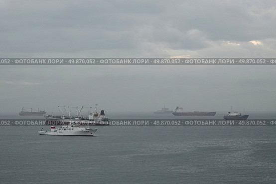 Морские суда в Амурском заливе у Владивостока (2022 год). Редакционное фото, фотограф Free Wind / Фотобанк Лори