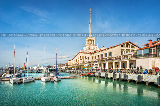 Морской вокзал и рыбаки на берегу Marine Station and fishermen on the shore (2018 год). Редакционное фото, фотограф Baturina Yuliya / Фотобанк Лори