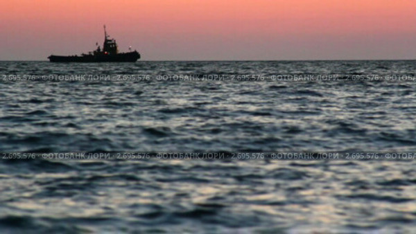 Морской закат. Буксирное судно. Стоковое видео, видеограф Юрий Пономарёв / Фотобанк Лори