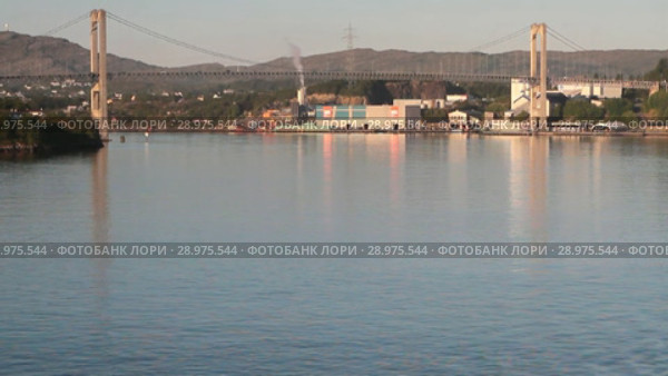 Морской залив и подвесной мост. Берген, Норвегия (2018 год). Стоковое видео, видеограф Вадим Хомяков / Фотобанк Лори