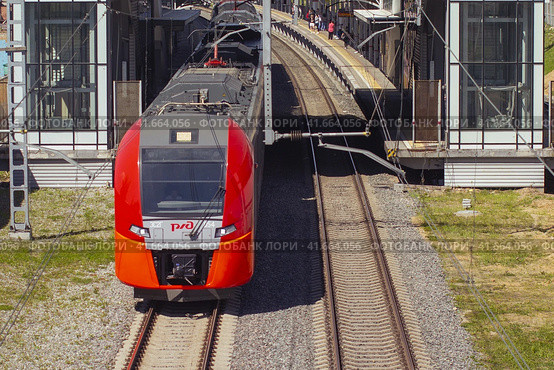 Moscow Central Diameters and MCC - Russian Railways train departs from the station - Moscow, Russia 05 19 2019. Редакционное фото, фотограф Андрей Журавлев / Фотобанк Лори
