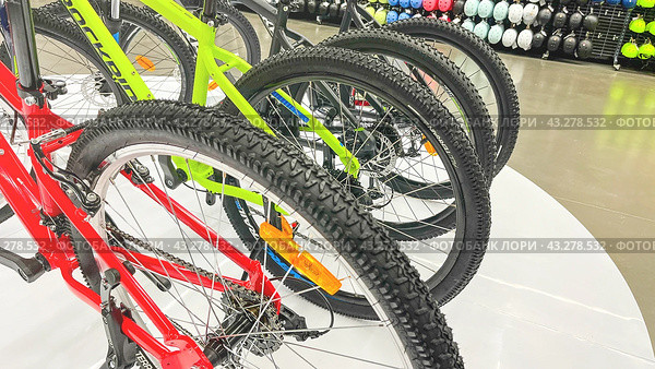 Moscow February 26 2024, Colorful mountain bikes in shop close-up, Buying new bike for outdoor activities. Редакционное фото, фотограф Скрипачев Антон / Фотобанк Лори