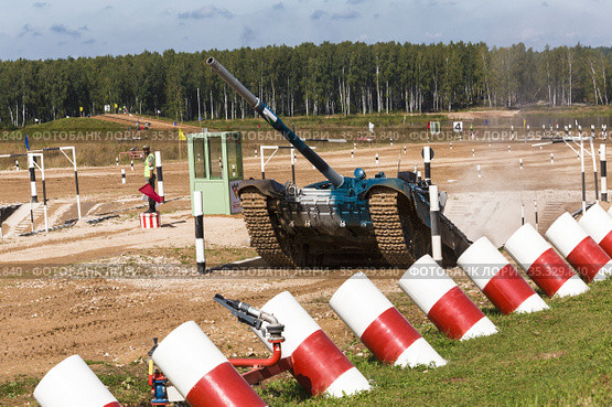 Moscow region, Alabino landfill. International Army Games-2020. Tank biathlon. T-72B3 tank with Uzbek crew overcomes the pit obstacle. Public event. Редакционное фото, фотограф Наталья Волкова / Фотобанк Лори