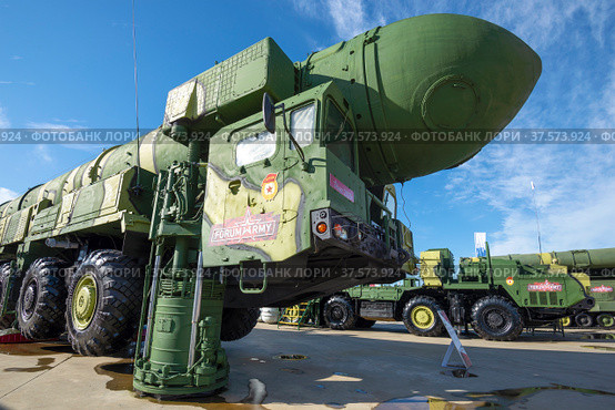 MOSCOW REGION, RUSSIA - AUGUST 25, 2020: Front part of the launcher 15U168 of the Soviet strategic missile system 15P158 "Topol" close-up. International military-technical forum "Army-2020" Редакционное фото, фотограф Виктор Карасев / Фотобанк Лори