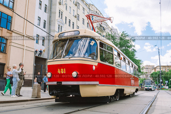 Moscow. Russia. 06.04.2022. Tram parade. Чешский трамвай Т3 .  Маршрут номер 7: "Останкино - детский санаторий". The view from below. Wide angle. Редакционное фото, фотограф Тамара Сахарова / Фотобанк Лори