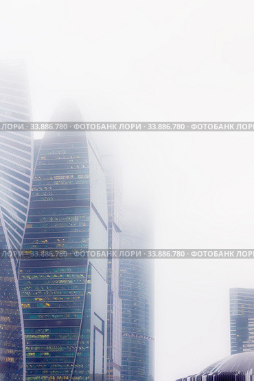 Moscow, Russia - 11/08/2018: Weather. Fog in Moscow. Towers of the skyscrapers of the business center Moscow-City in the evening in the fog. Редакционное фото, фотограф Светлана Евграфова / Фотобанк Лори
