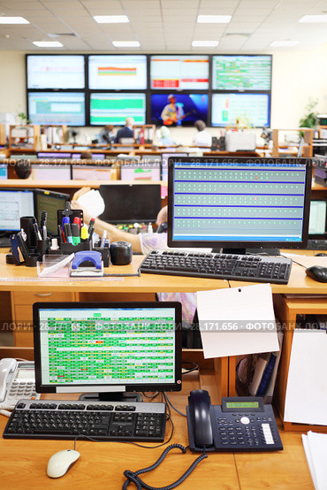 MOSCOW, RUSSIA - APR 25, 2016: Workplace with two monitors in Moscow city telephone network. Редакционное фото, фотограф Losevsky Pavel / Фотобанк Лори
