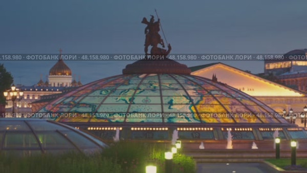 Moscow, RUSSIA - Aug 04 2021, 4k: Panoramic view on World Clock Fountain and the Moscow Manege from Manezhnaya Square, Moscow, Russia. Редакционное видео, видеограф Сергей Богомяко / Фотобанк Лори
