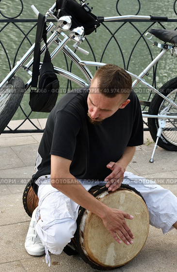 Moscow, Russia - Aug 04. 2023. man plays the djembe drum on a street in Moscow, Russia. Редакционное фото, фотограф Володина Ольга / Фотобанк Лори