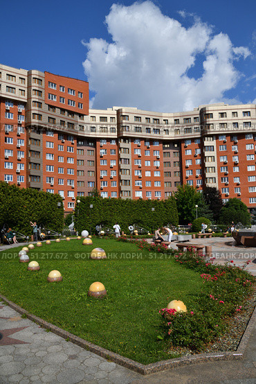Moscow, Russia - Aug 10. 2025. The square with the clock in MZhK microdistrict in Zelenograd. Редакционное фото, фотограф Володина Ольга / Фотобанк Лори