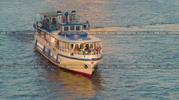 Moscow, Russia - August 15, 2025: A white boat with blue trim and passengers on deck, sailing on calm water. Редакционное видео, видеограф Олег Альбертович Потаскуев / Фотобанк Лори