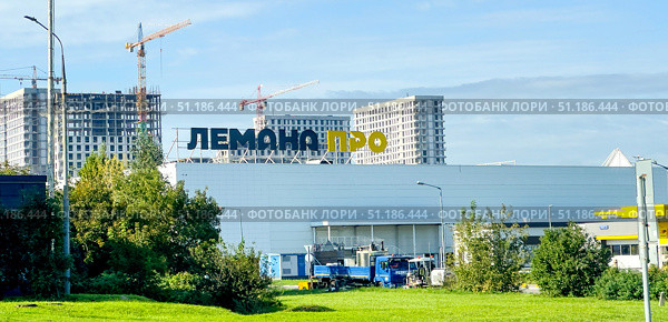 Moscow, Russia, August 24, 2025: Lemanа Pro Construction Store. Редакционное фото, фотограф Igor Skripachev / Фотобанк Лори