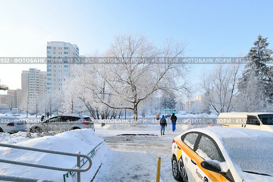 Moscow, Russia - Dec 29. 2021. Snowy park in winter in the Zelenograd. Редакционное фото, фотограф Володина Ольга / Фотобанк Лори