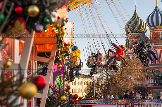 MOSCOW, RUSSIA - January 9, 2025: Christmas decorations and chain carousels on Red Square. Christmas decorations on the streets of Moscow. Редакционное фото, фотограф Photojuli / Фотобанк Лори