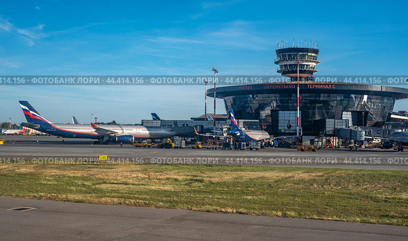 MOSCOW, RUSSIA - JULY 08, 2022: Sheremetyevo International Airport is the busiest airport in Russia. Airlines fleet at Moscow. Стоковое фото, фотограф Павел Муравьев / Фотобанк Лори