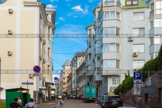 Moscow, Russia - July 24. 2017. Big Golovin Lane An old street in center of the city. Редакционное фото, фотограф Володина Ольга / Фотобанк Лори