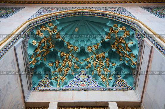 Moscow, Russia - March 24, 2023: Moscow VDNH. Carved ceiling on one of the pavilions. Редакционное фото, фотограф Наталия Кирсанова / Фотобанк Лори