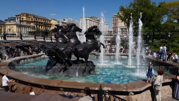 Moscow, Russia - May 12. 2018. Four seasons of the year is a fountain on Manege Square. Редакционное видео, видеограф Володина Ольга / Фотобанк Лори