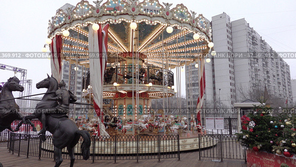 MOSCOW, RUSSIA, May 21, 2017: Children go in carousel and having fun on a cloudy day, Moscow. UltraHD stock footage. Стоковое фото, фотограф Фотограф / Фотобанк Лори