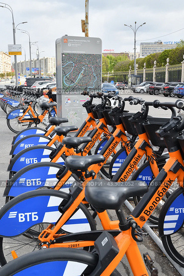 Moscow, Russia - May 9. 2024. Velobike - city bike rental with VTB Bank logo on the Garden Ring street. Редакционное фото, фотограф Володина Ольга / Фотобанк Лори