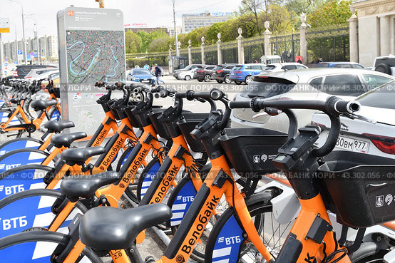 Moscow, Russia - May 9. 2024. Velobike - city bike rental with VTB Bank logo on the Garden Ring street. Редакционное фото, фотограф Володина Ольга / Фотобанк Лори