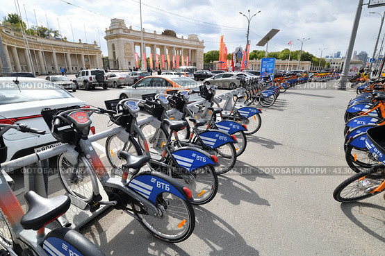 Moscow, Russia - May 9. 2024. Velobike - city bike rental with VTB Bank logo near Gorky Park. Редакционное фото, фотограф Володина Ольга / Фотобанк Лори