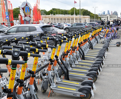 Moscow, Russia - May 9. 2024. Whoosh scooter sharing near Gorky Park. Редакционное фото, фотограф Володина Ольга / Фотобанк Лори
