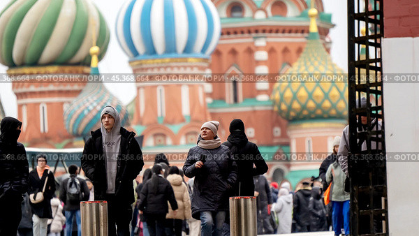 Moscow, Russia, November 08, 2024: tourists walking along the red square in Moscow. Редакционное фото, фотограф Igor Skripachev / Фотобанк Лори