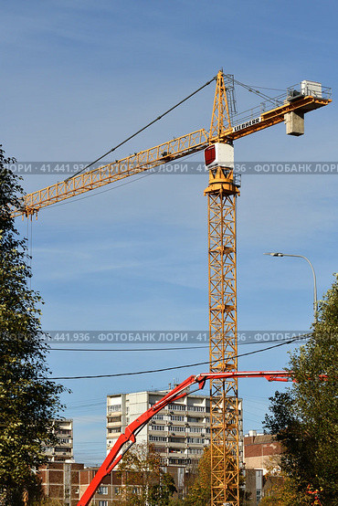 Moscow, Russia - Oct 11.2023. Liebherr crane and concrete pump at the construction of a school in Zelenograd. Редакционное фото, фотограф Володина Ольга / Фотобанк Лори