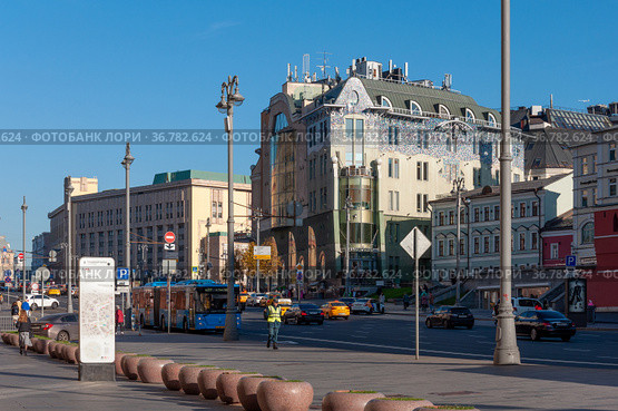Moscow, Russia - Okt 15. 2021. Teatralny proezd one of main streets in city center (2000 год). Редакционное фото, фотограф Володина Ольга / Фотобанк Лори