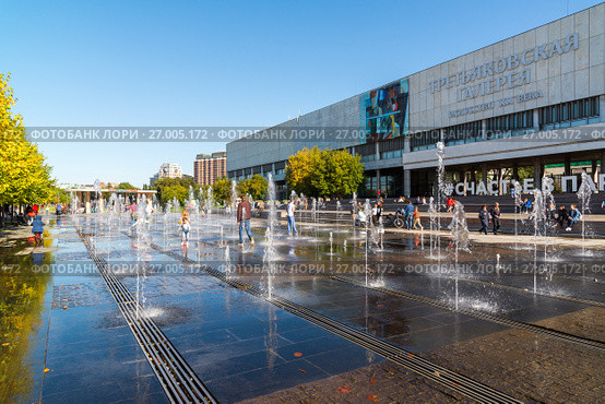 Moscow, Russia - September 24. 2017. Fountain on Crimean embankment in front of new Tretyakov Gallery. Редакционное фото, фотограф Володина Ольга / Фотобанк Лори