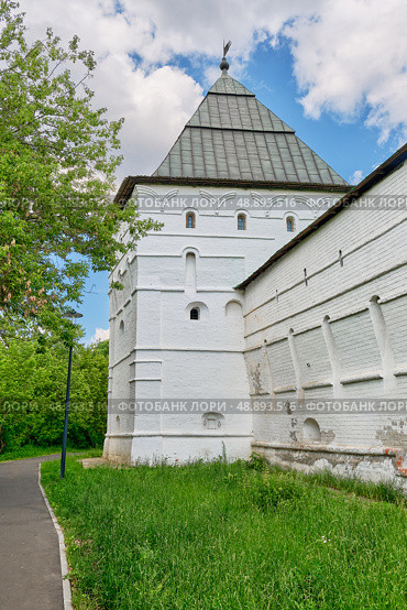 Moscow, view of the wall and the Western tower of the Novosspassky stavropegic man monastery, 17th century, attraction (2024 год). Стоковое фото, фотограф Алексей Голованов / Фотобанк Лори