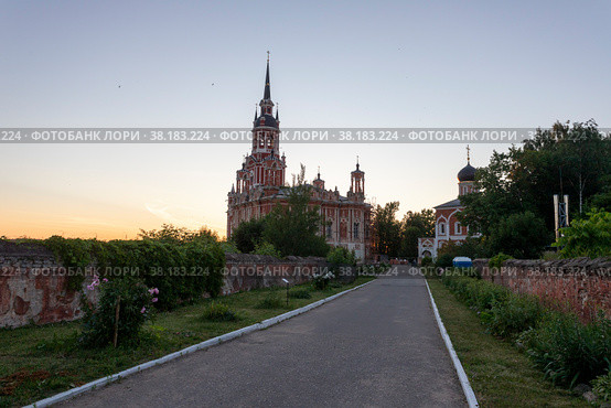 Московская область, город Можайск. Вид на Можайский кремль и Ново-Никольский собор со стороны центрального входа (2022 год). Редакционное фото, фотограф Литвяк Игорь / Фотобанк Лори