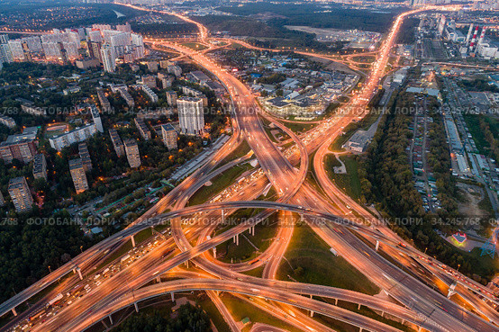 Московская область, Химки, автомобильная развязка на МКАД и автомагистрали М11 "Москва - С.-Петербург" (2019 год). Редакционное фото, фотограф glokaya_kuzdra / Фотобанк Лори
