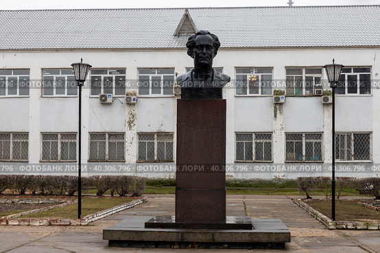 Московская область. Воскресенск.  Завод Воскресенские минеральные удобрения. Бюст В.В. Куйбышева (2023 год). Редакционное фото, фотограф Литвяк Игорь / Фотобанк Лори
