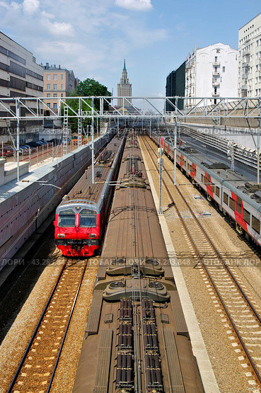 Московские центральные диаметры (МЦД) в районе Басманного тупика. Москва (2024 год). Редакционное фото, фотограф Илюхина Наталья / Фотобанк Лори