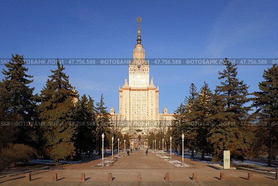Московский государственный университет имени М.В. Ломоносова, главный корпус на Воробьевых горах. Солнечный весенний день. Редакционное фото, фотограф Александр Кузнецов / Фотобанк Лори