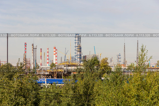 Московский нефтеперерабатывающий завод в Капотне. Фрагмент (2012 год). Редакционное фото, фотограф Юрий Шурчков / Фотобанк Лори