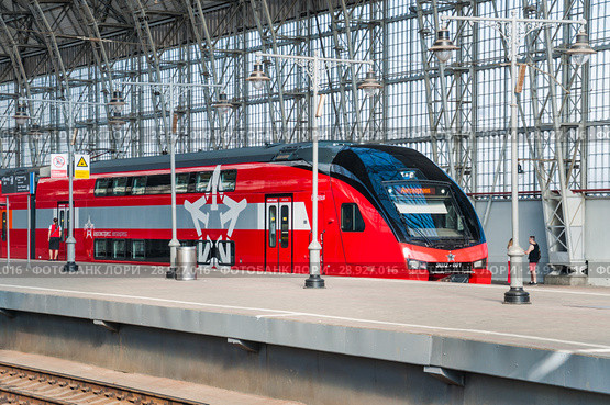 Москва. Аэроэкспресс Аэропорт Внуково. Электропоезд ЭШ2-001 Stadler KISS RUS (АЭРО) «Евразия» на Киевском вокзале (2018 год). Редакционное фото, фотограф Алёшина Оксана / Фотобанк Лори