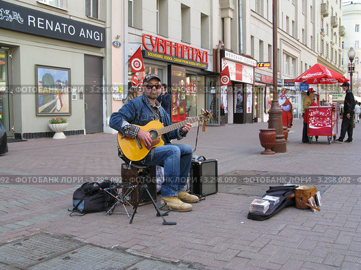 Москва. Арбат. Гитарист Анатолий Сёмочкин. (2010 год). Редакционное фото, фотограф Елена Беклемищева / Фотобанк Лори