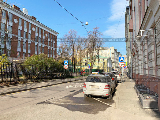 Москва. Автомобили припаркованы рядом с Французской школой 1225 в Лялином переулке (2019 год). Редакционное фото, фотограф Овчинникова Ирина / Фотобанк Лори