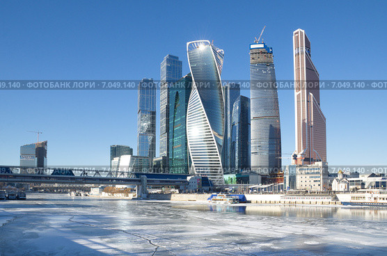 Москва. Башни делового центра "Москва-Сити" и мост "Багратион" (2015 год). Редакционное фото, фотограф Елена Коромыслова / Фотобанк Лори