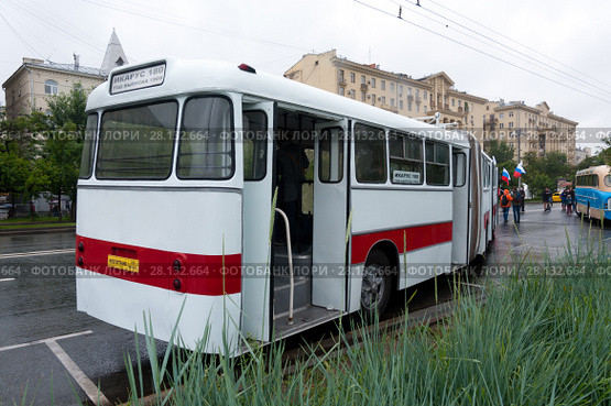 Москва. День московского транспорта, выставка на Фрунзенской набережной. Автобус Ikarus-180 (2017 год). Редакционное фото, фотограф Дмитрий Щукин / Фотобанк Лори