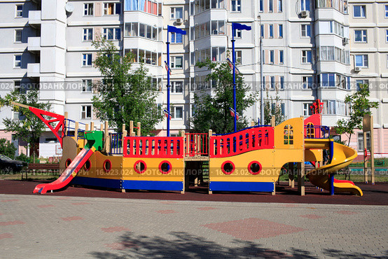 Москва, детская игровая площадка во дворе дома 21, корпус 2 на улице Марьинский Парк (2015 год). Стоковое фото, фотограф Яна Королёва / Фотобанк Лори