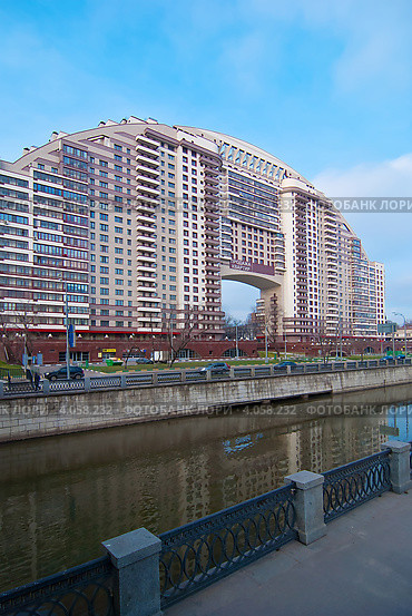 Москва. Дом на Русаковской набережной (2012 год). Редакционное фото, фотограф Зобков Юрий / Фотобанк Лори
