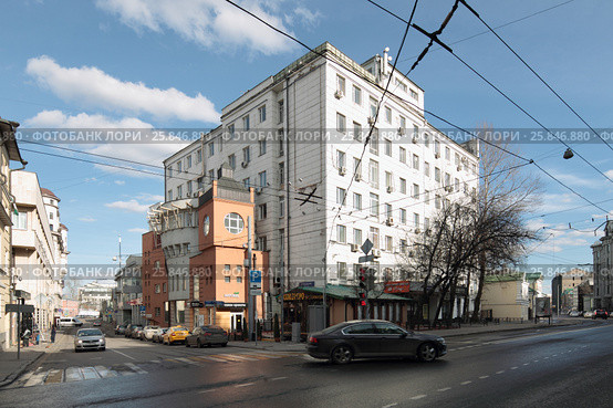 Москва, дом на углу улиц Большая Полянка и Погорельский переулок (2017 год). Редакционное фото, фотограф Дмитрий Неумоин / Фотобанк Лори
