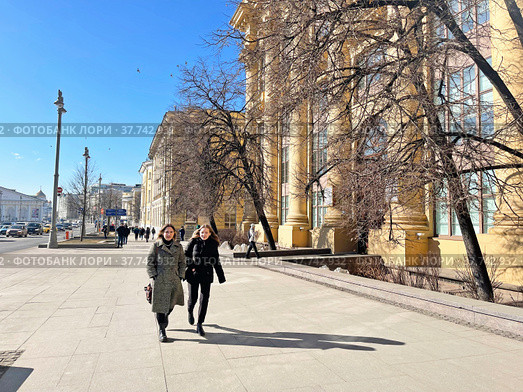 Москва дом Жолтовского на Моховой весной (2022 год). Редакционное фото, фотограф Овчинникова Ирина / Фотобанк Лори