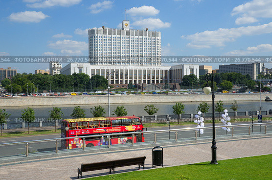 Москва. Двухэтажный экскурсионный автобус "City Sihgtseeng" едет по набережной Тараса Шевченко (2017 год). Редакционное фото, фотограф Елена Коромыслова / Фотобанк Лори