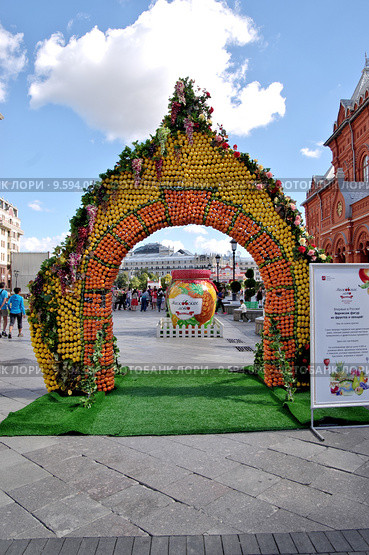 Москва, фестиваль варенья "Московское лето". Площадь Революции. Декоративное оформление входа на "Фруктовый вернисаж" (2015 год). Редакционное фото, фотограф Илюхина Наталья / Фотобанк Лори